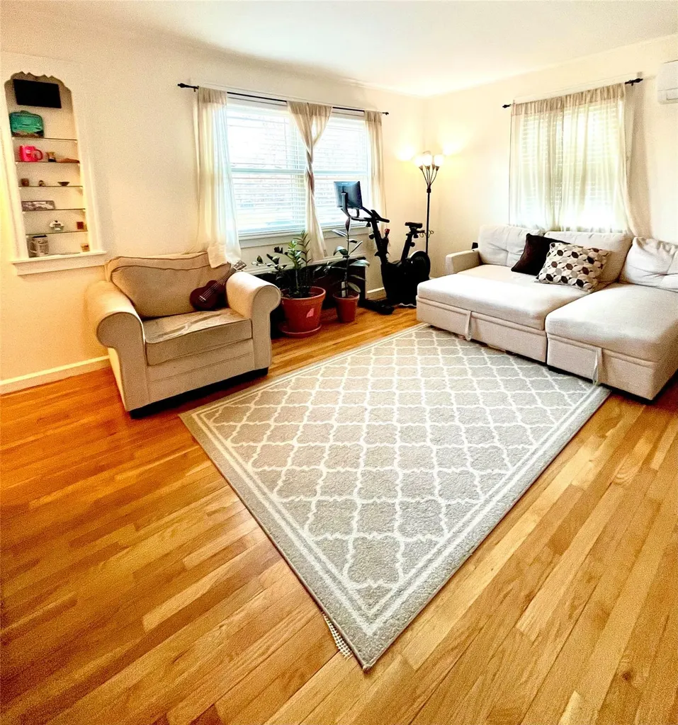 23 Broadway New Hyde Park NY 11040