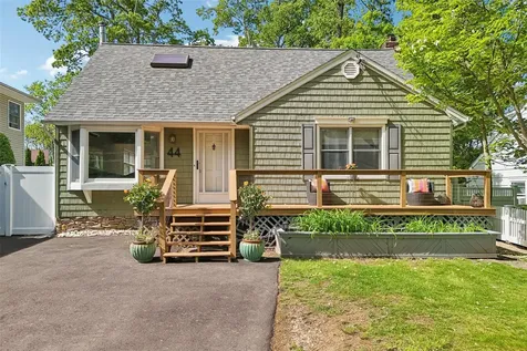 44 Tuscarora Drive Centerport NY 11721