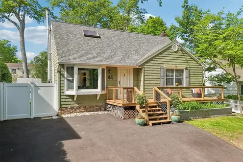 44 Tuscarora Drive Centerport NY 11721