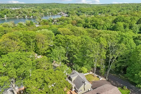 44 Tuscarora Drive Centerport NY 11721