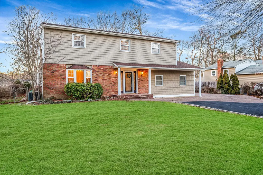 224 Vanderbilt Boulevard Oakdale NY 11769