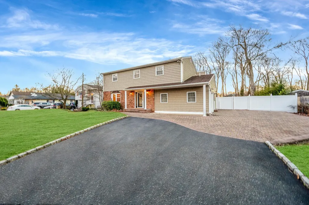 224 Vanderbilt Boulevard Oakdale NY 11769