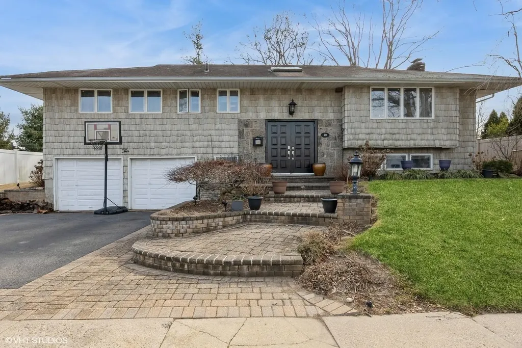 10 Pasture Lane Old Bethpage NY 11804