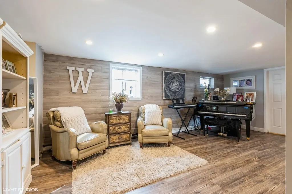 10 Pasture Lane Old Bethpage NY 11804