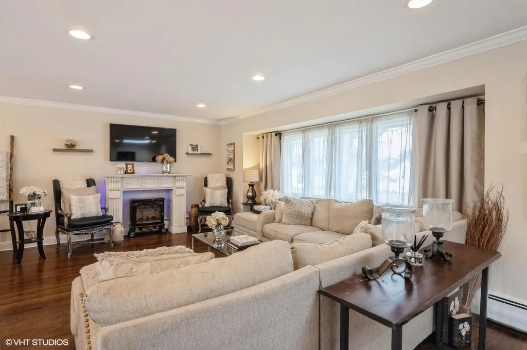 10 Pasture Lane Old Bethpage NY 11804