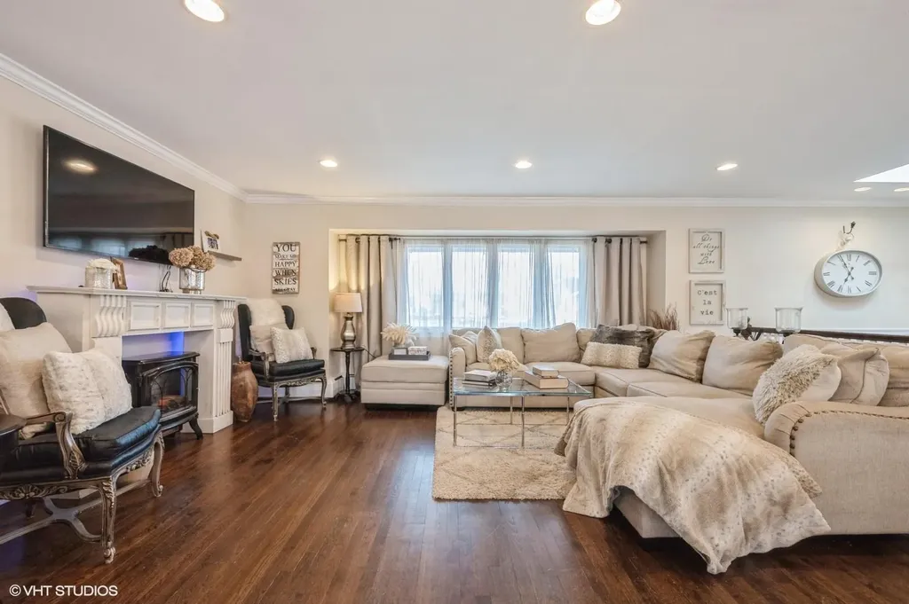 10 Pasture Lane Old Bethpage NY 11804