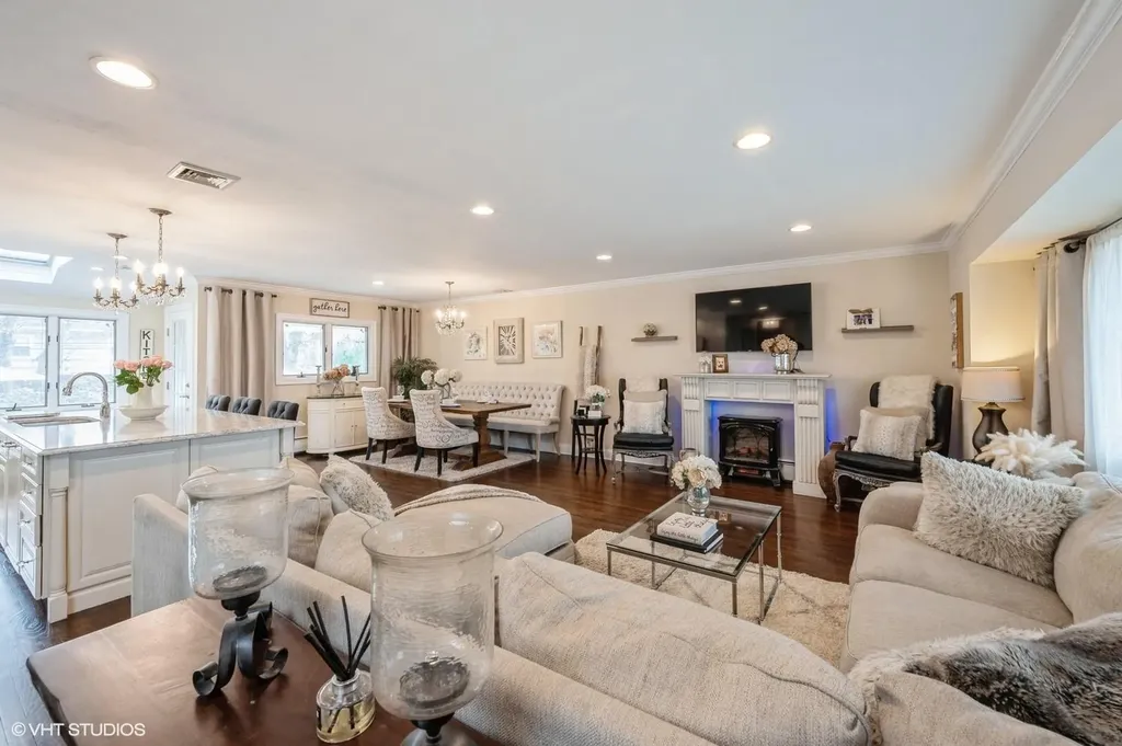 10 Pasture Lane Old Bethpage NY 11804