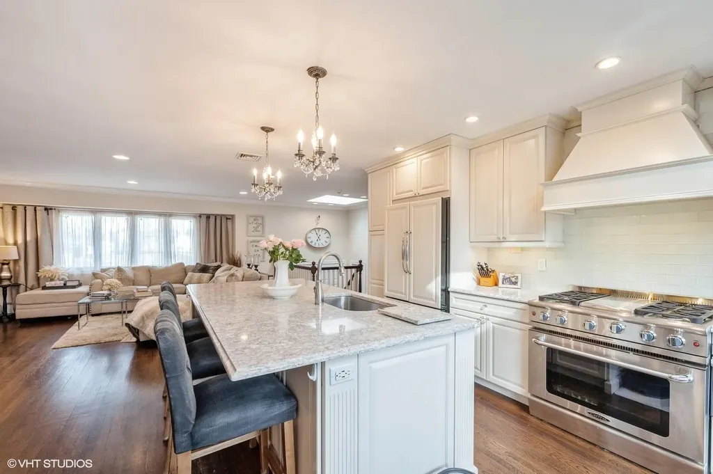 10 Pasture Lane Old Bethpage NY 11804