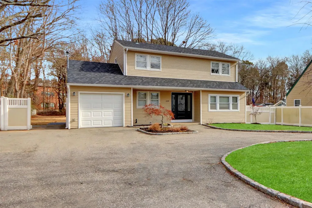 219 Floyd Road Shirley NY 11967