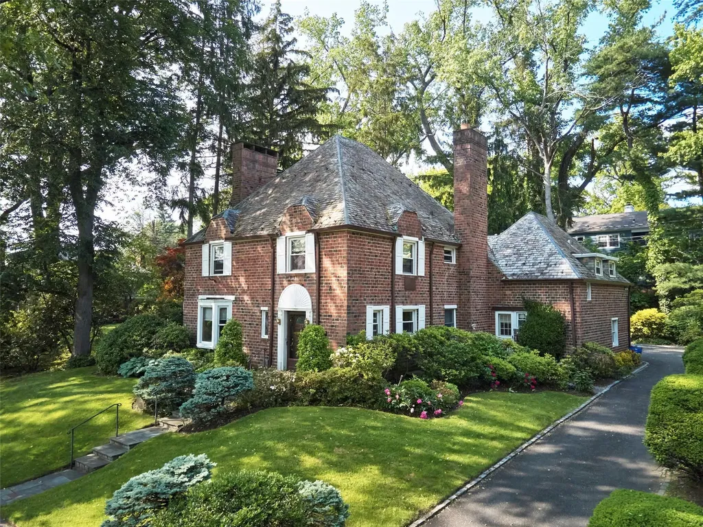 21 Hereford Road Great Neck NY 11020
