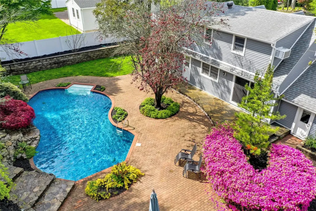 34 Sams Path Rocky Point NY 11778
