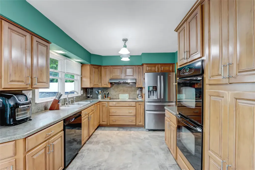 34 Sams Path Rocky Point NY 11778