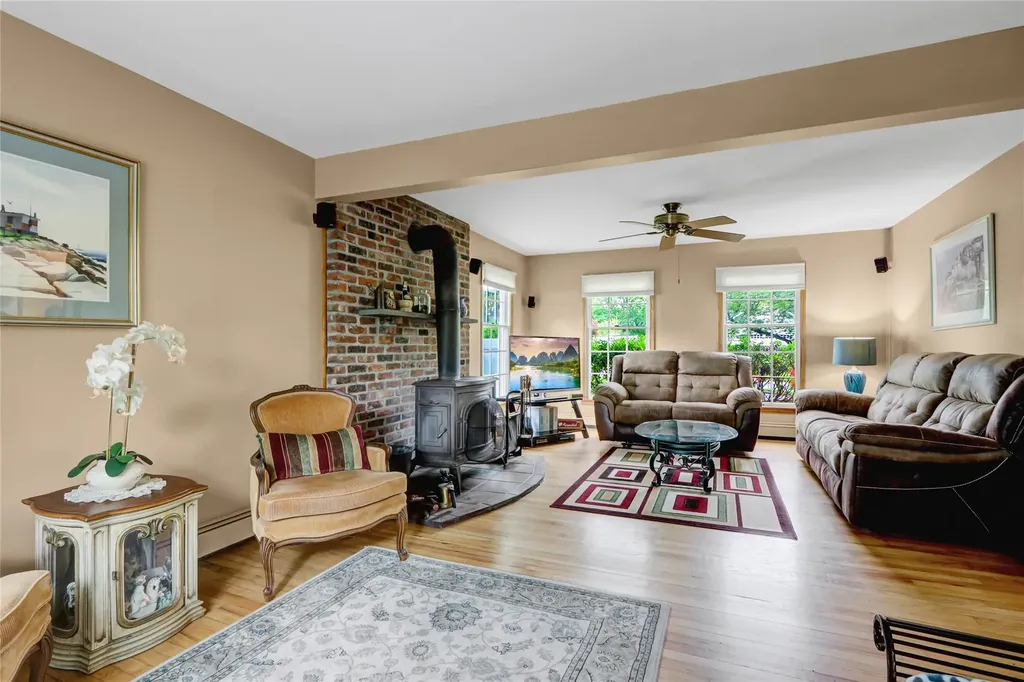 34 Sams Path Rocky Point NY 11778