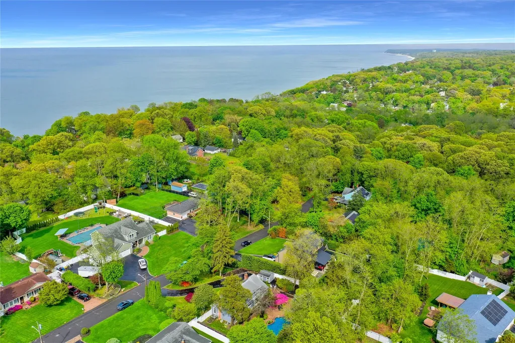 34 Sams Path Rocky Point NY 11778