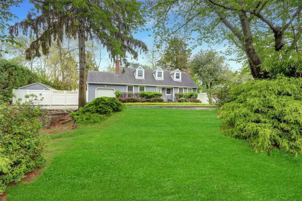 34 Sams Path Rocky Point NY 11778