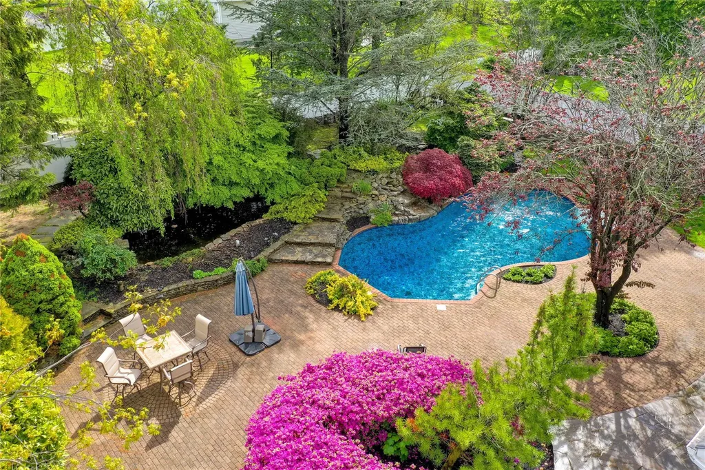 34 Sams Path Rocky Point NY 11778