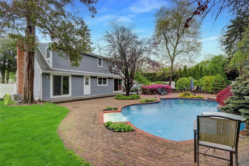 34 Sams Path Rocky Point NY 11778