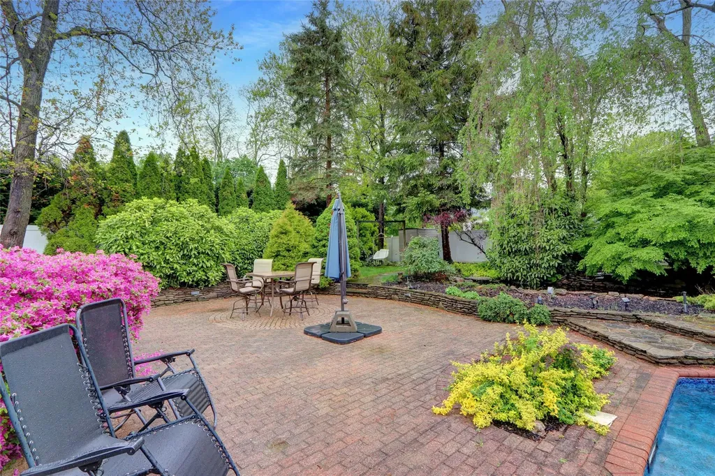 34 Sams Path Rocky Point NY 11778