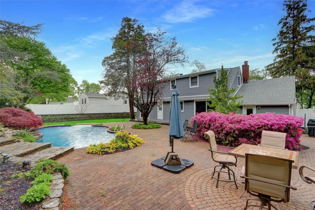 34 Sams Path Rocky Point NY 11778