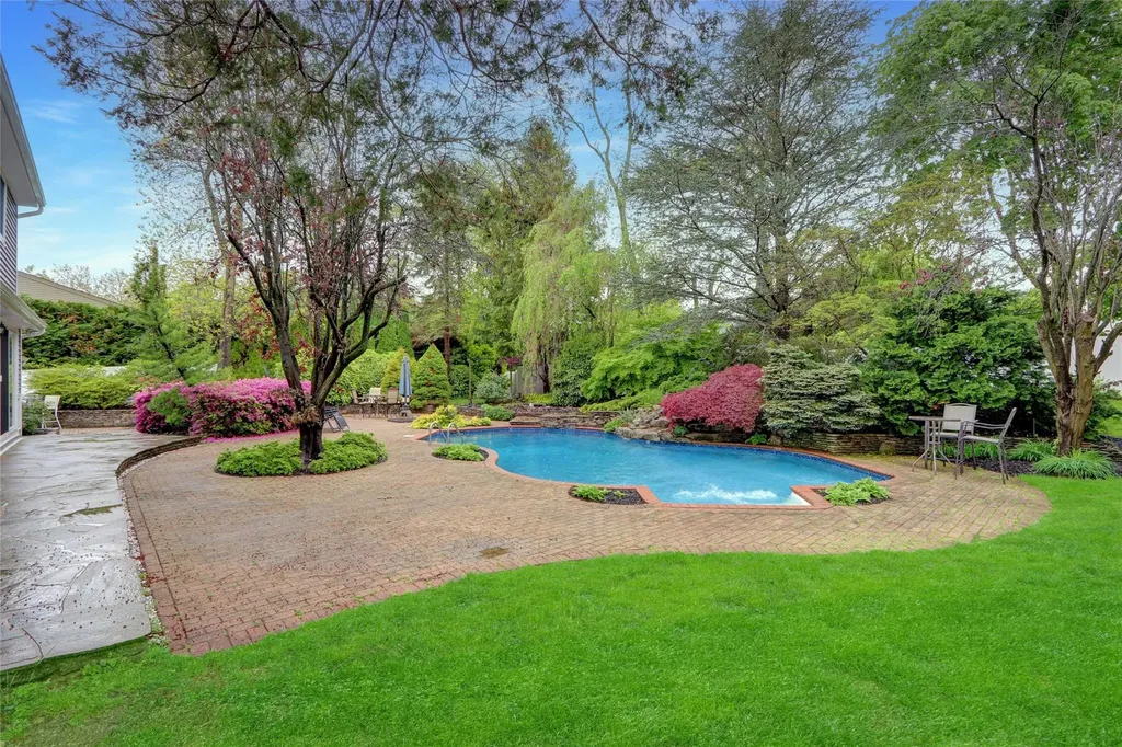 34 Sams Path Rocky Point NY 11778