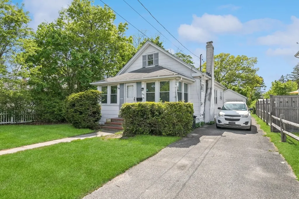 186 Falcon Avenue Patchogue NY 11772