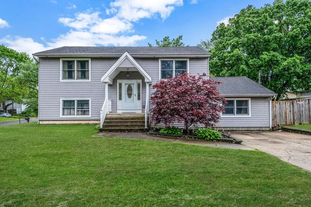 4 Flintlock Lane Selden NY 11784