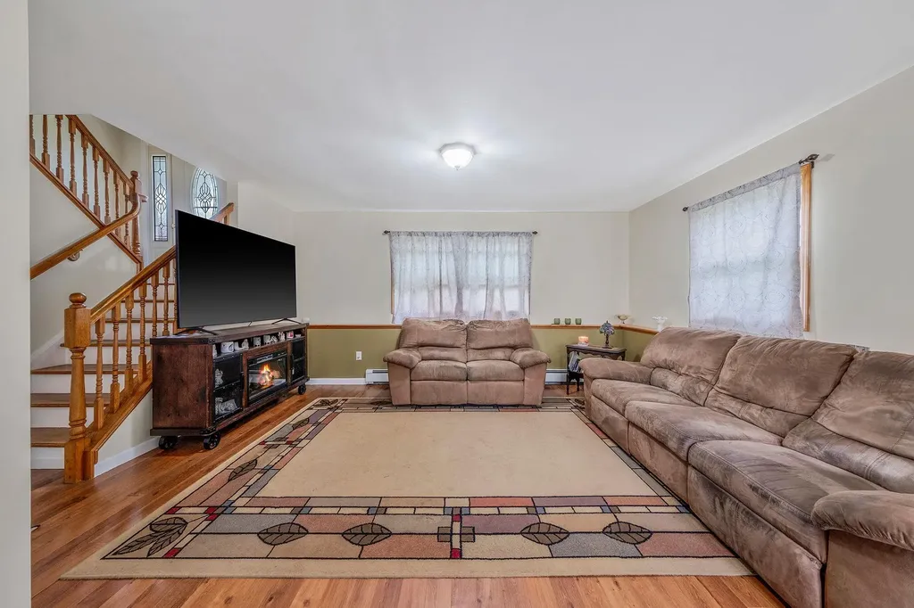4 Flintlock Lane Selden NY 11784