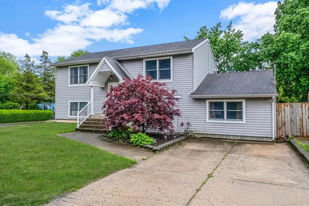 4 Flintlock Lane Selden NY 11784