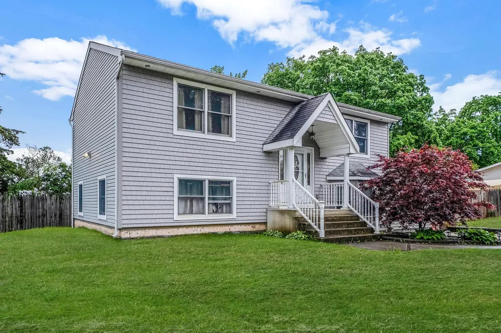 4 Flintlock Lane Selden NY 11784
