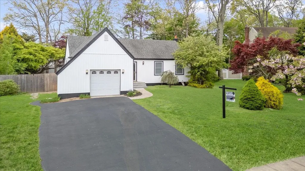12 Graystone Lane Smithtown NY 11787