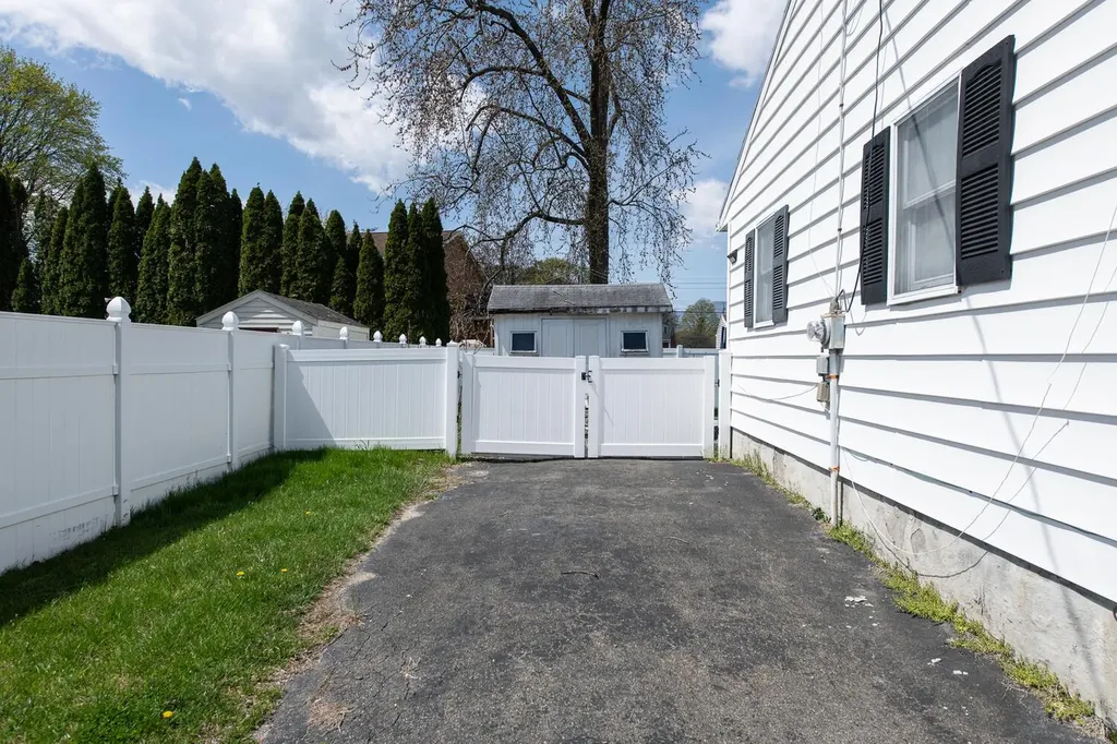 15 Simmons Drive Saugerties NY 12477