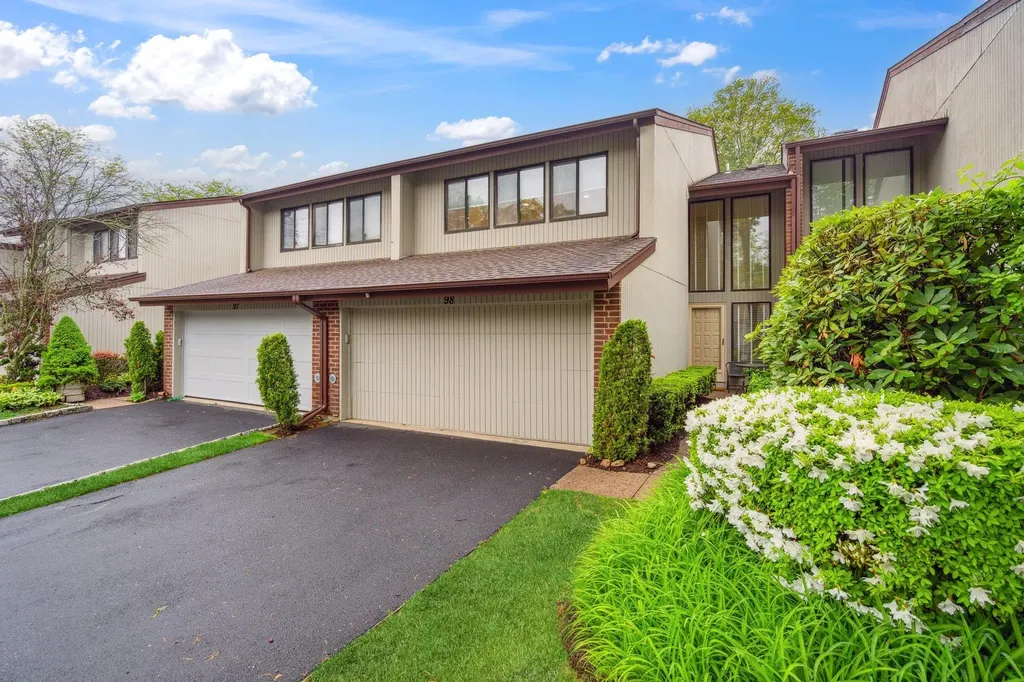 98 Foxwood Drive Oyster Bay NY 11753