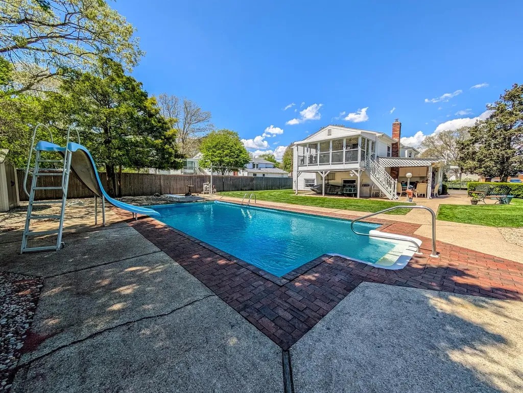 40 E Belmont Street Bay Shore NY 11706