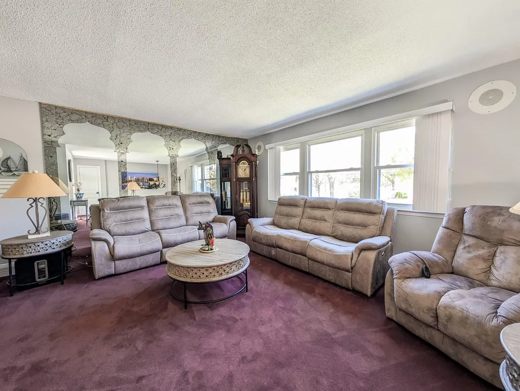40 E Belmont Street Bay Shore NY 11706