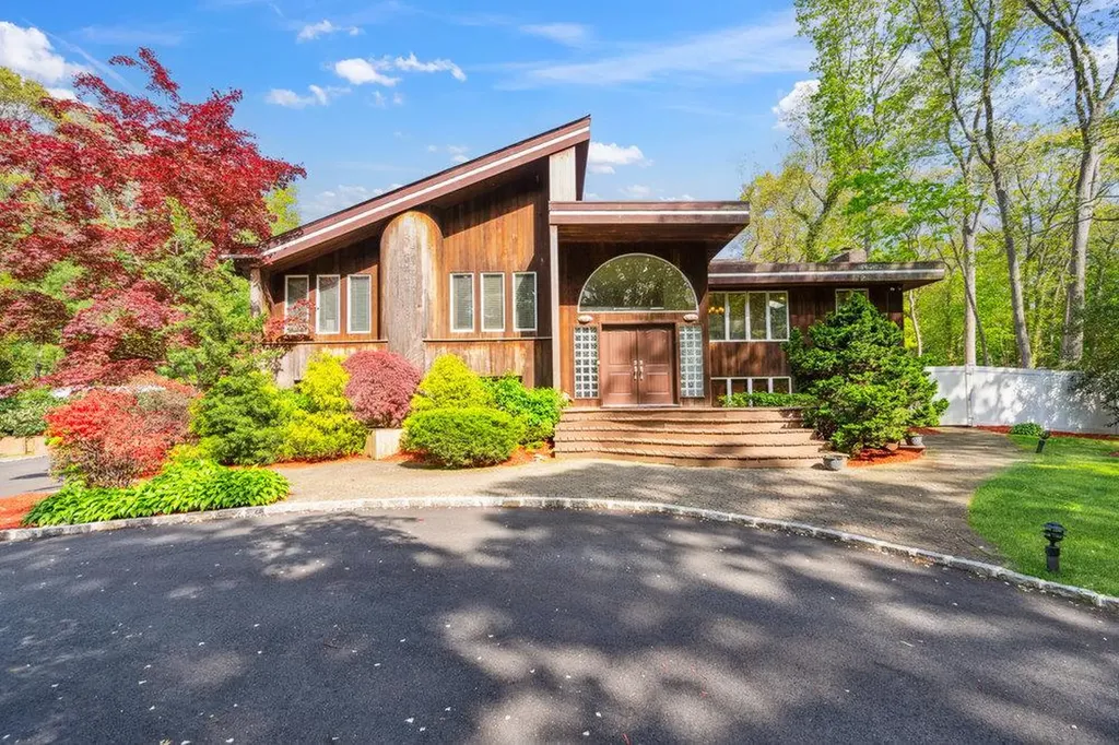 41 Beaumont Drive Melville NY 11747