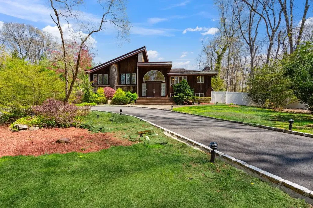 41 Beaumont Drive Melville NY 11747