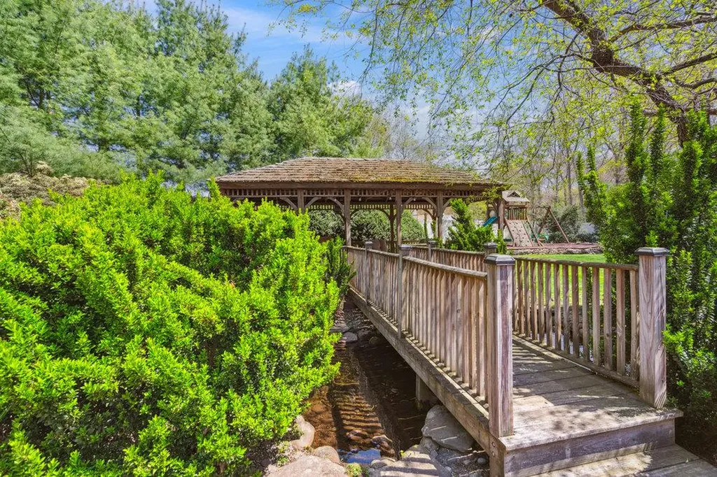 41 Beaumont Drive Melville NY 11747