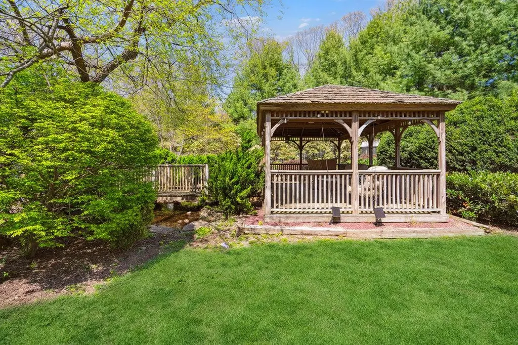 41 Beaumont Drive Melville NY 11747
