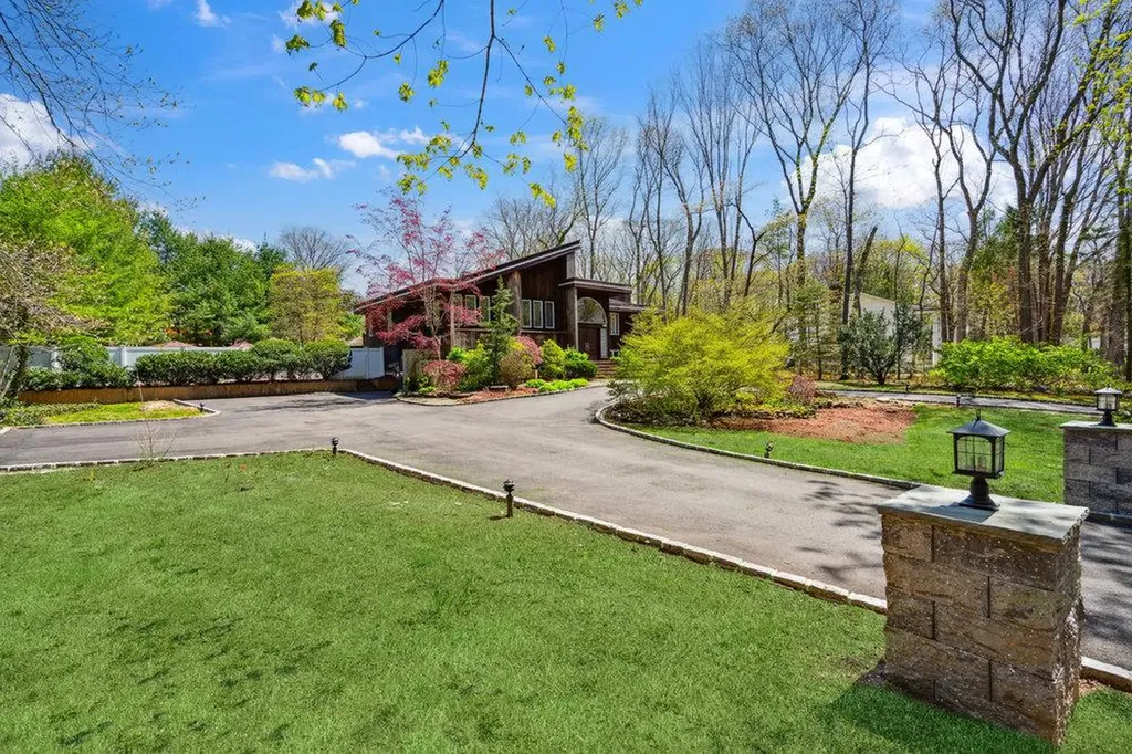 41 Beaumont Drive Melville NY 11747