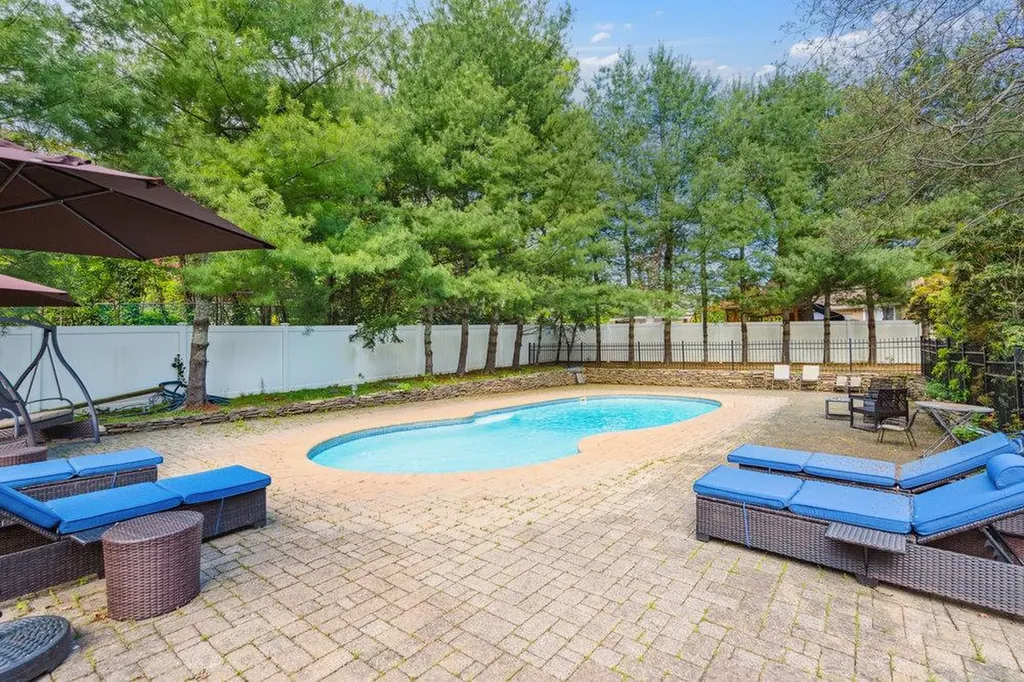 41 Beaumont Drive Melville NY 11747