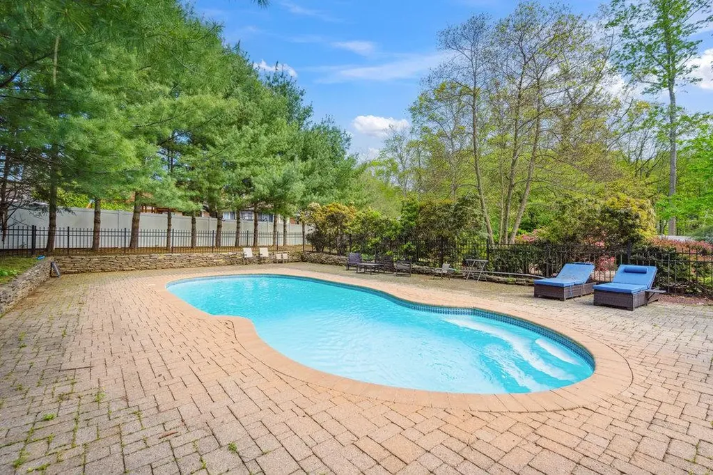 41 Beaumont Drive Melville NY 11747