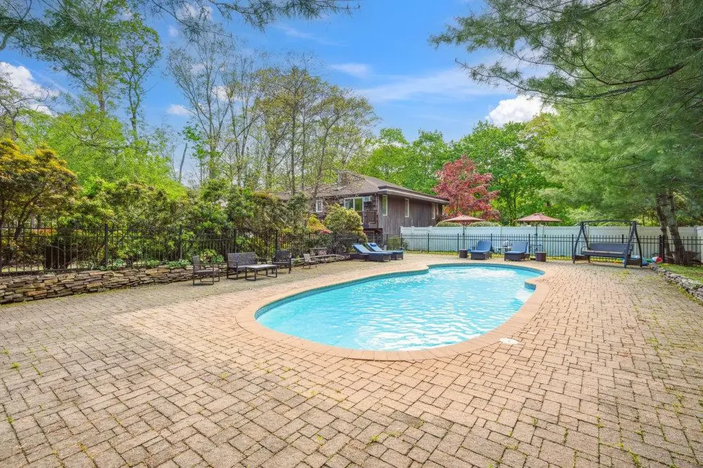 41 Beaumont Drive Melville NY 11747