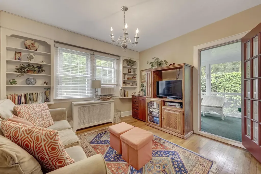 189 Meadowsweet Road Mineola NY 11501