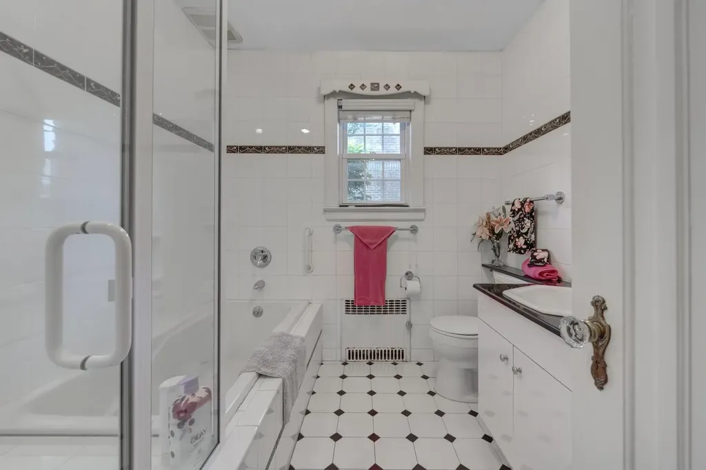 189 Meadowsweet Road Mineola NY 11501