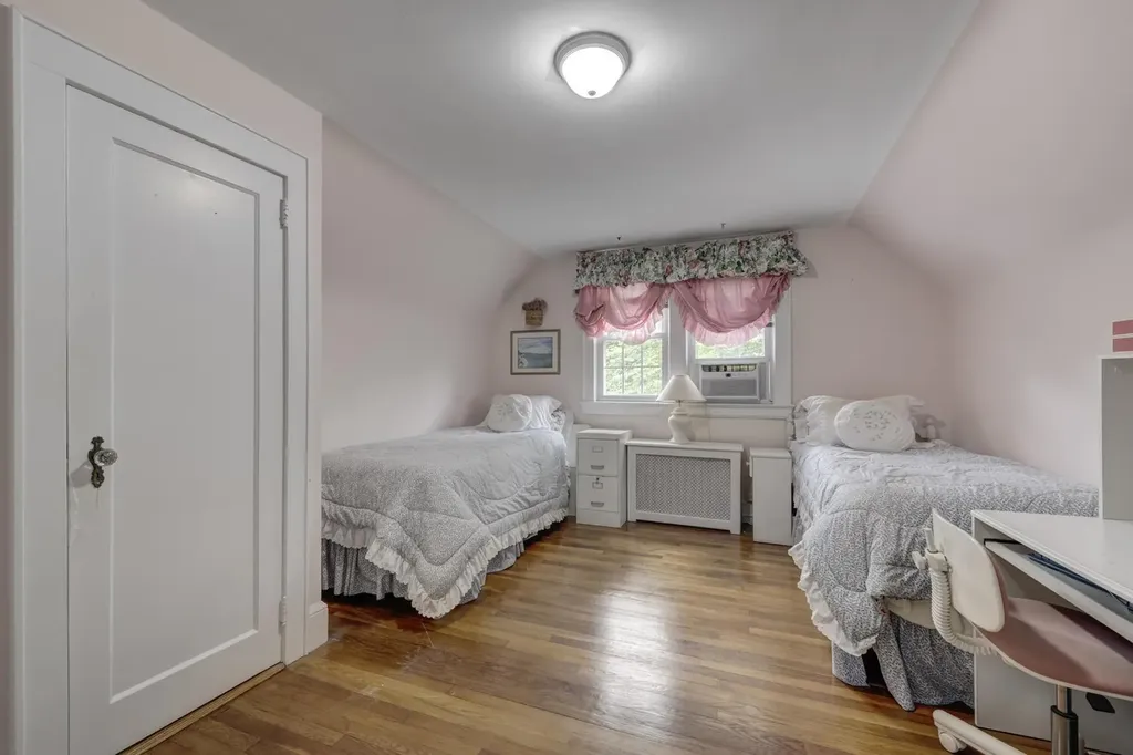 189 Meadowsweet Road Mineola NY 11501