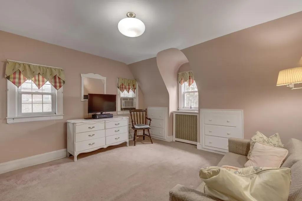 189 Meadowsweet Road Mineola NY 11501