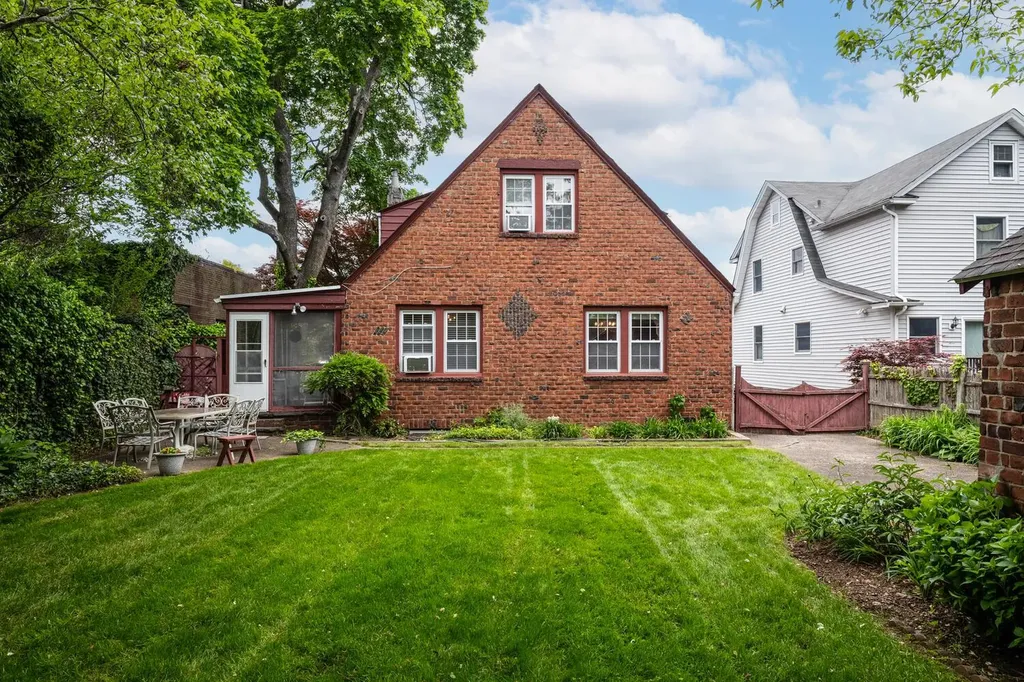 189 Meadowsweet Road Mineola NY 11501