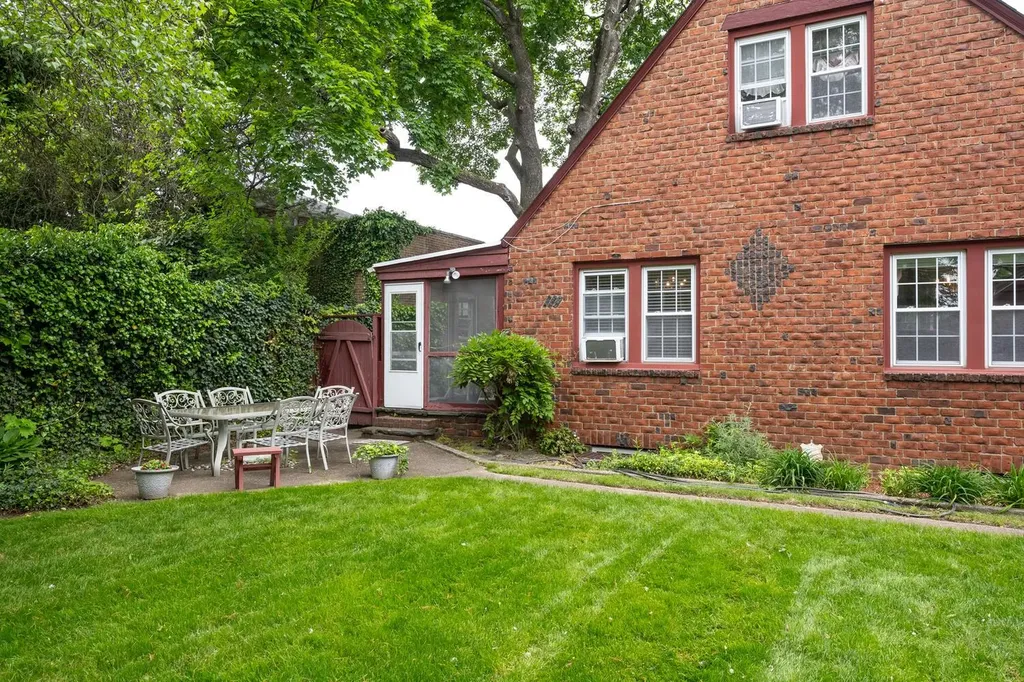 189 Meadowsweet Road Mineola NY 11501