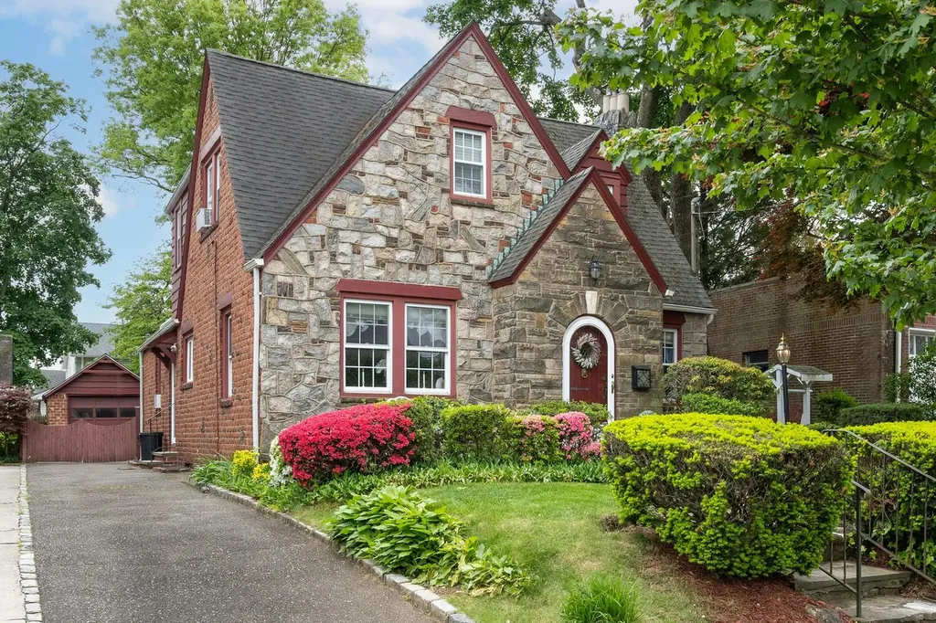 189 Meadowsweet Road Mineola NY 11501