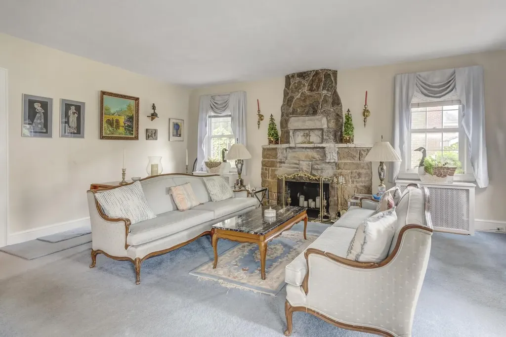 189 Meadowsweet Road Mineola NY 11501